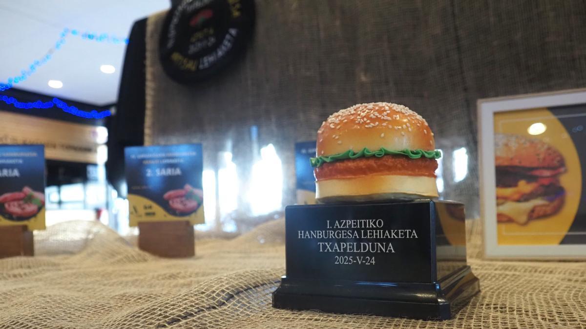 El Da se llevó el colorido trofeo que acredita su victoria en el primer concurso de hamburguesas reservado a hosteleros de Azpeitia