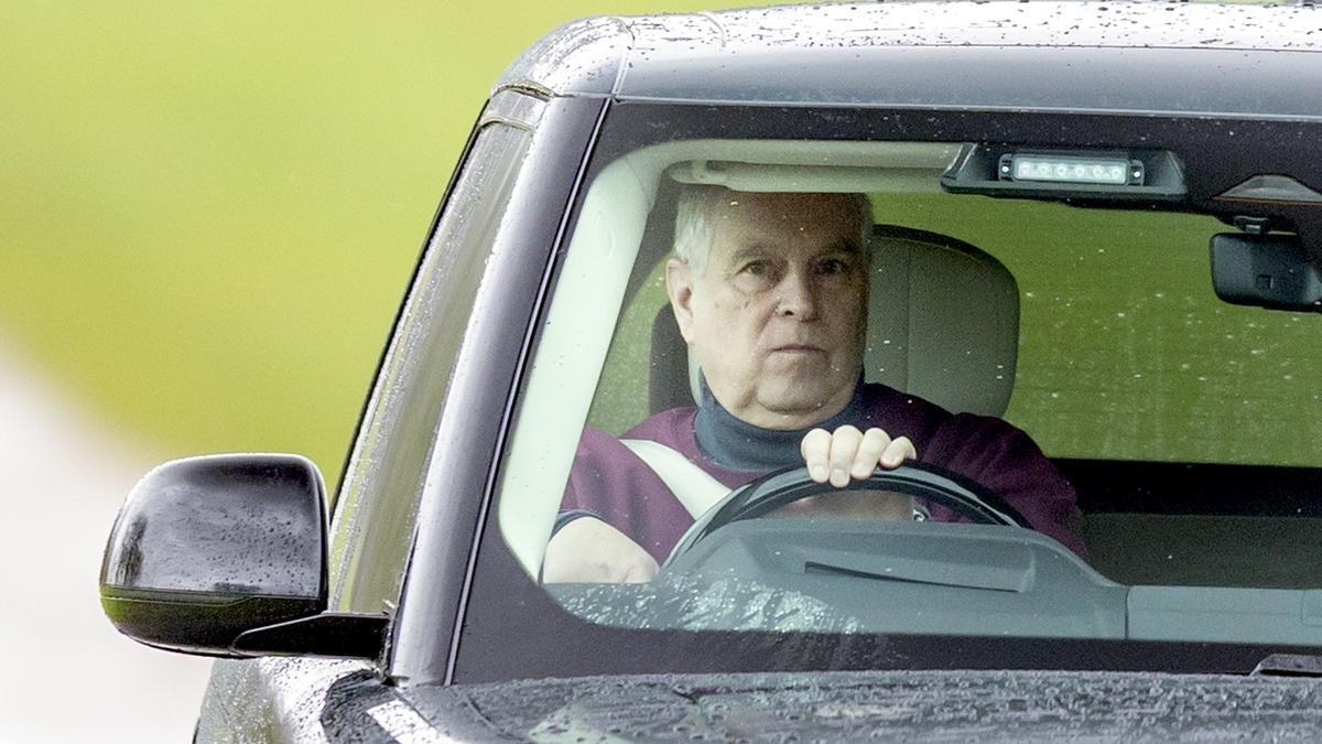 El expríncipe Andrés, en su vehículo.