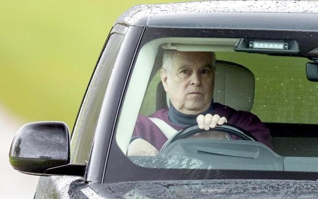El expríncipe Andrés, en su vehículo.