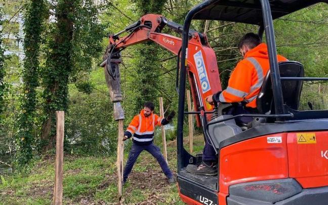 Las labores de colocación de las estacas y el alambrado se van a prolongar a lo largo de las jornadas del lunes y el martes / Udala Las labores de colocación de las estacas y el alambrado se van a prolongar a lo largo de las jornadas del lunes y el martes