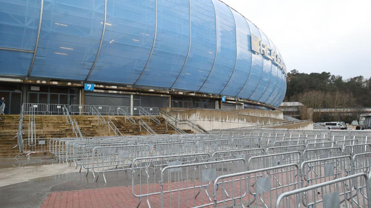 Anoeta, preparado para el partido contra el PSG. / IKER AZURMENDI