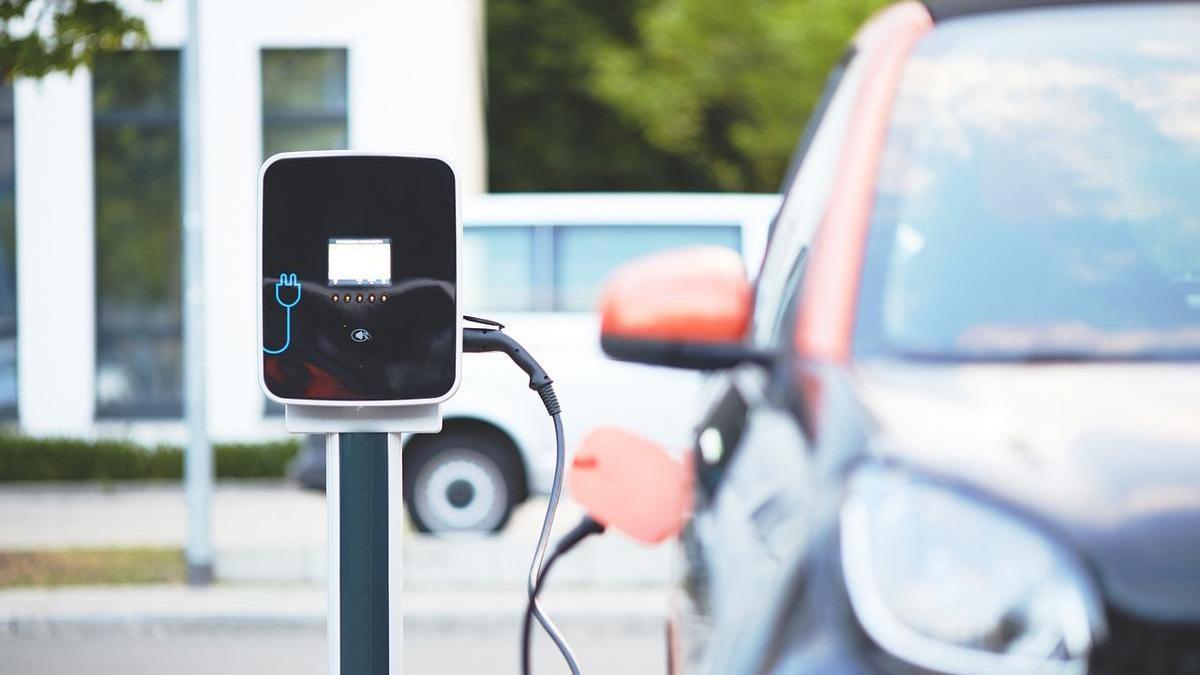 Cargar un coche eléctrico en casa puede tardar 73 horas: La experiencia de una tiktoker que se ha hecho viral