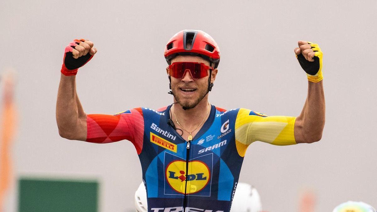 Jonathan Milan festeja la victoria y el liderato.