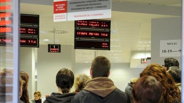 Personas esperando a ser atendidas en una oficina de empleo
