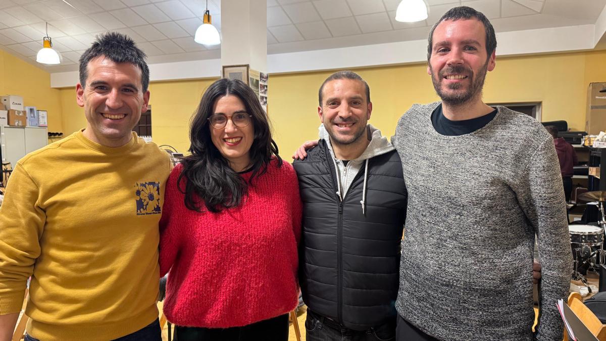 El director Aitor Biain, Amaia Biain, Jon Astigarraga y Jon Mendiola cumplen 25 años en la banda.