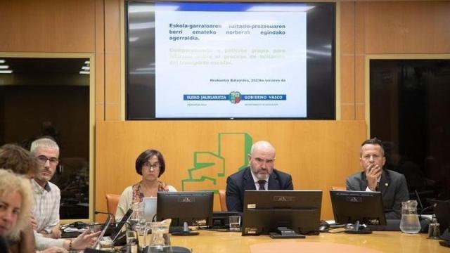 El consejero de Educación, Jokin Bildarratz, comparece ante la Comisión de Educación del Parlamento Vasco.