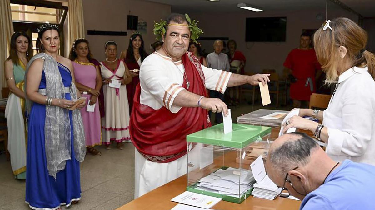 El alcalde del municipio palentino de Saldaña, Adolfo Palacios, votando vestido de emperador romano.
