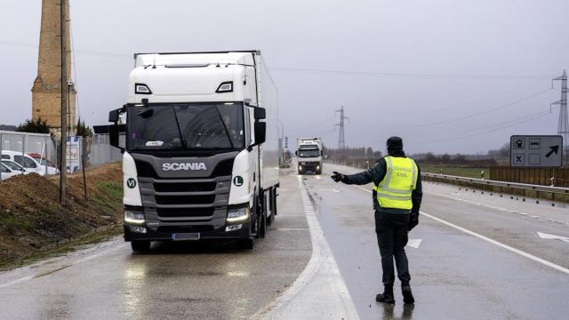 La DGT levanta las restricciones para los vehículos pesados embolsados en León