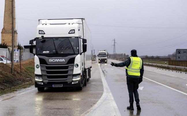 La DGT levanta las restricciones para los vehículos pesados embolsados en León