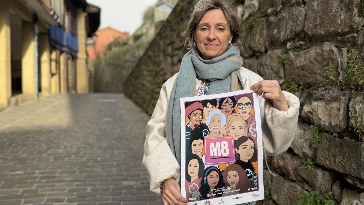 La concejala Aintzane Taberna con el cartel del 8M.
