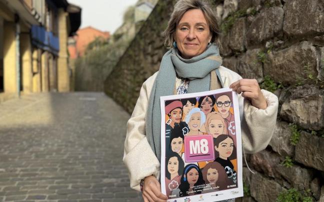 La concejala Aintzane Taberna con el cartel del 8M.