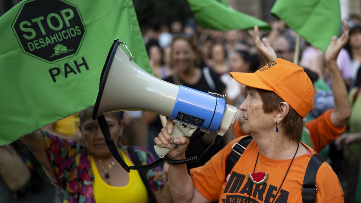 Miles de personas se concentran en Madrid tras el desahucio de Maricarmen