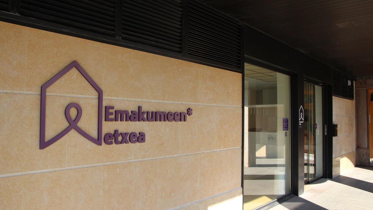 Exterior de la Emakumeen Etxea de Zarautz.