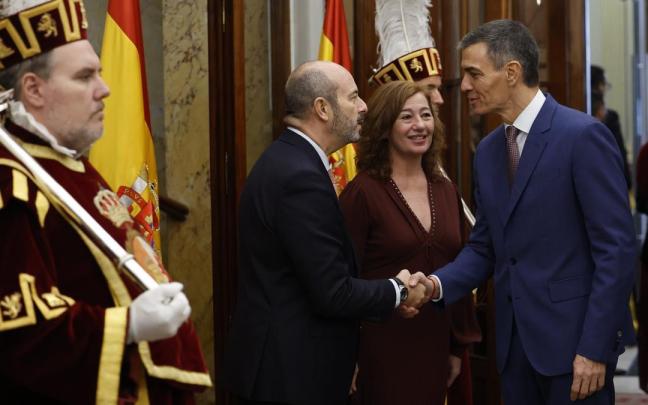 El presidente del Gobierno español, Pedro Sánchez, saluda al presidente del Senado, Pedro Rollán, en presencia de Francina Armengol.