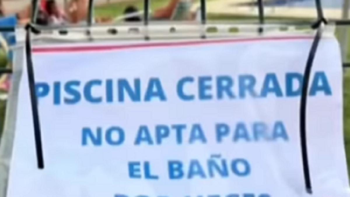 Un cartel que avisa del cierre de una piscina.