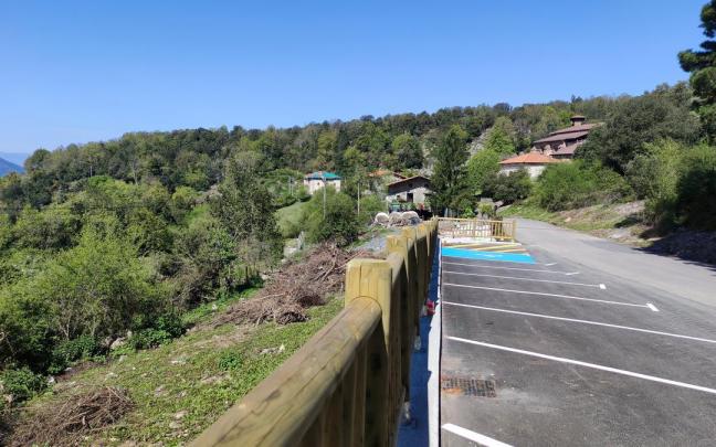 Parking del entorno de montaña de Ermualde en Laudio