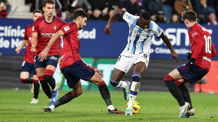 Sadiq, rodeado de jugadores de Osasuna. / N.G.