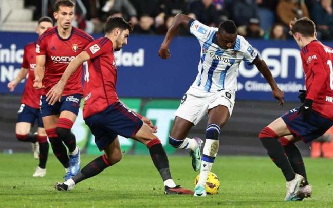 Sadiq, rodeado de jugadores de Osasuna. / N.G.