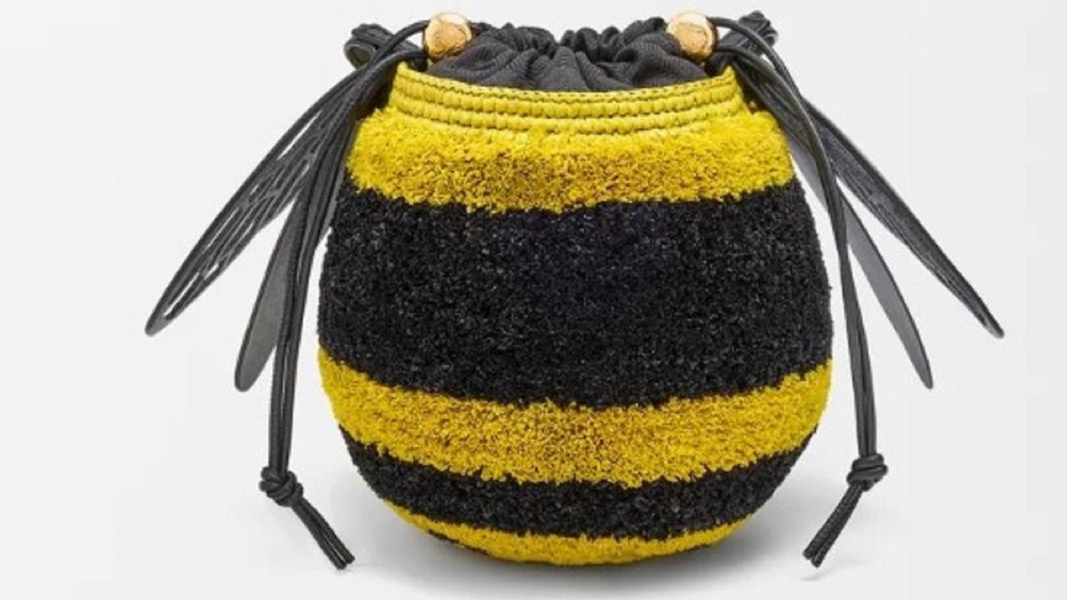 Original bolso con forma de abeja.