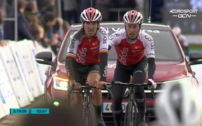 Ion Izagirre llega muy dolorido tras sufrir una ca&iacute;da.