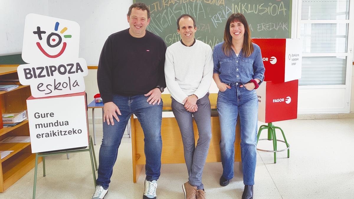 Joseba Labaka, Aritz Otxandiano y Leire Elizegi en la firma del acuerdo, este martes en Antzuola.