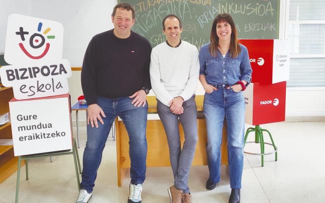 Joseba Labaka, Aritz Otxandiano y Leire Elizegi en la firma del acuerdo, este martes en Antzuola. / Grupo Fagor. Joseba Labaka, Aritz Otxandiano y Leire Elizegi en la firma del acuerdo, este martes en Antzuola.
