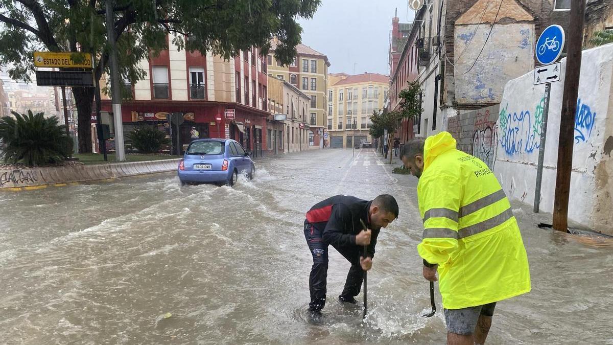 Las trombas de agua y granizo inundan algunas de las principales avenidas de Málaga.