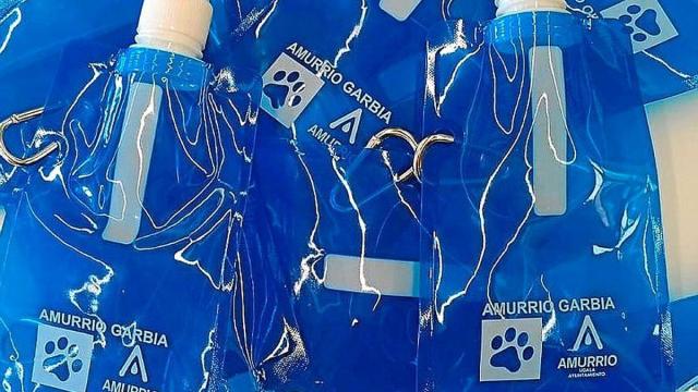 Amurrio reparte botellas plegables para paseos con perros
