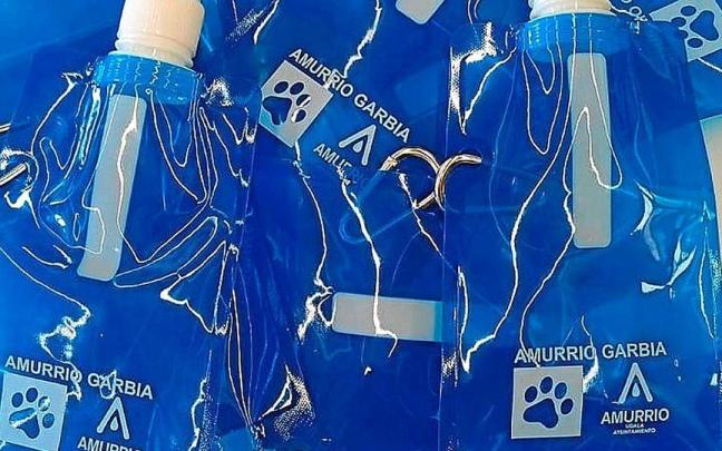 Amurrio reparte botellas plegables para paseos con perros