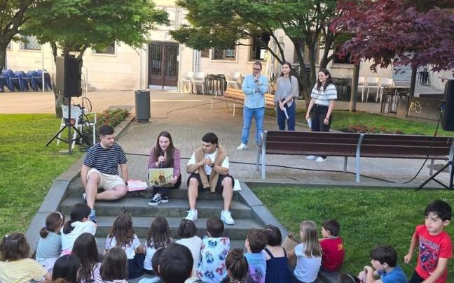 Durante la presentación se llevó a cabo la lectura de uno de los capítulos de la colección de libros. / N.G. Durante la presentación se llevó a cabo la lectura de uno de los capítulos de la colección de libros.