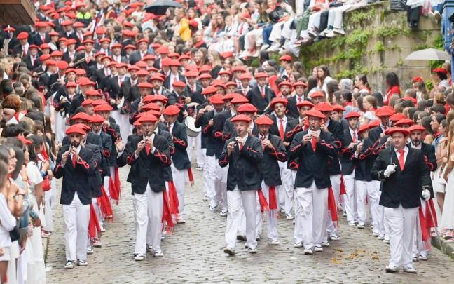 Una de las compañías del Alarde tradicional descendiendo la calle Mayor por la mañana.