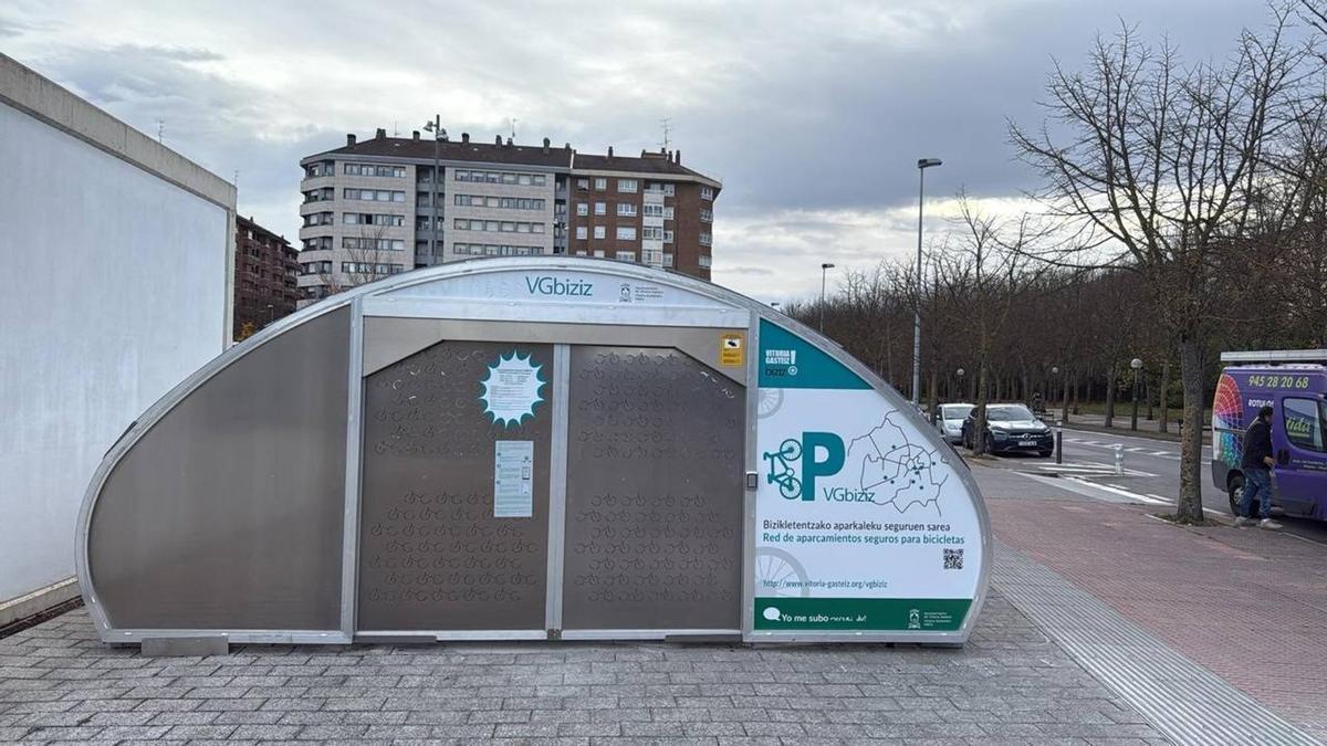 Gasteizko Udalak 235.000 euroan lizitatuko ditu bizikleten aparkaleku seguruen sarea kudeatzeko eta mantentzeko lanak.