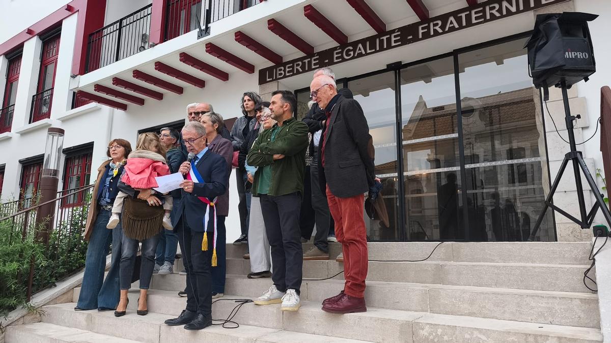 El alcalde de Hendaia, Kotte Ecenarro, pronuncia su discurso a las puertas del Ayuntamiento de Hendaia