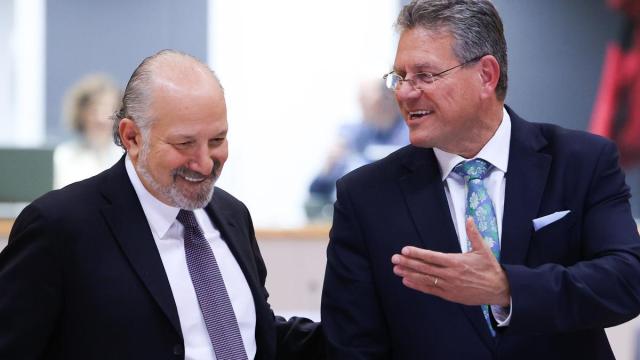 El secretario de Comercio de EEUU, Howard Lutnick y el comisario de Comercio, Maros Sefcovic, conversan en los márgenes de una reunión de ministros de Comercio de la UE en Bruselas.