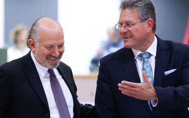 El secretario de Comercio de EEUU, Howard Lutnick y el comisario de Comercio, Maros Sefcovic, conversan en los márgenes de una reunión de ministros de Comercio de la UE en Bruselas.