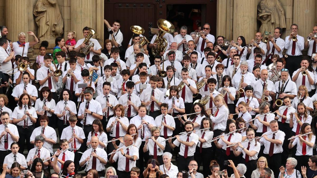 La banda de música tocando 'El Centenario'