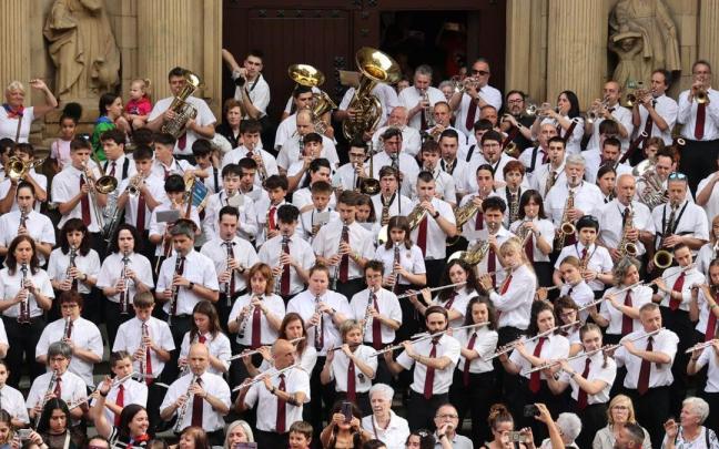 La banda de música tocando 'El Centenario'