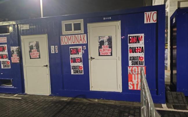 carteles y pintadas contra la Ertzaintza n el recinto de txosnas de Galdakao