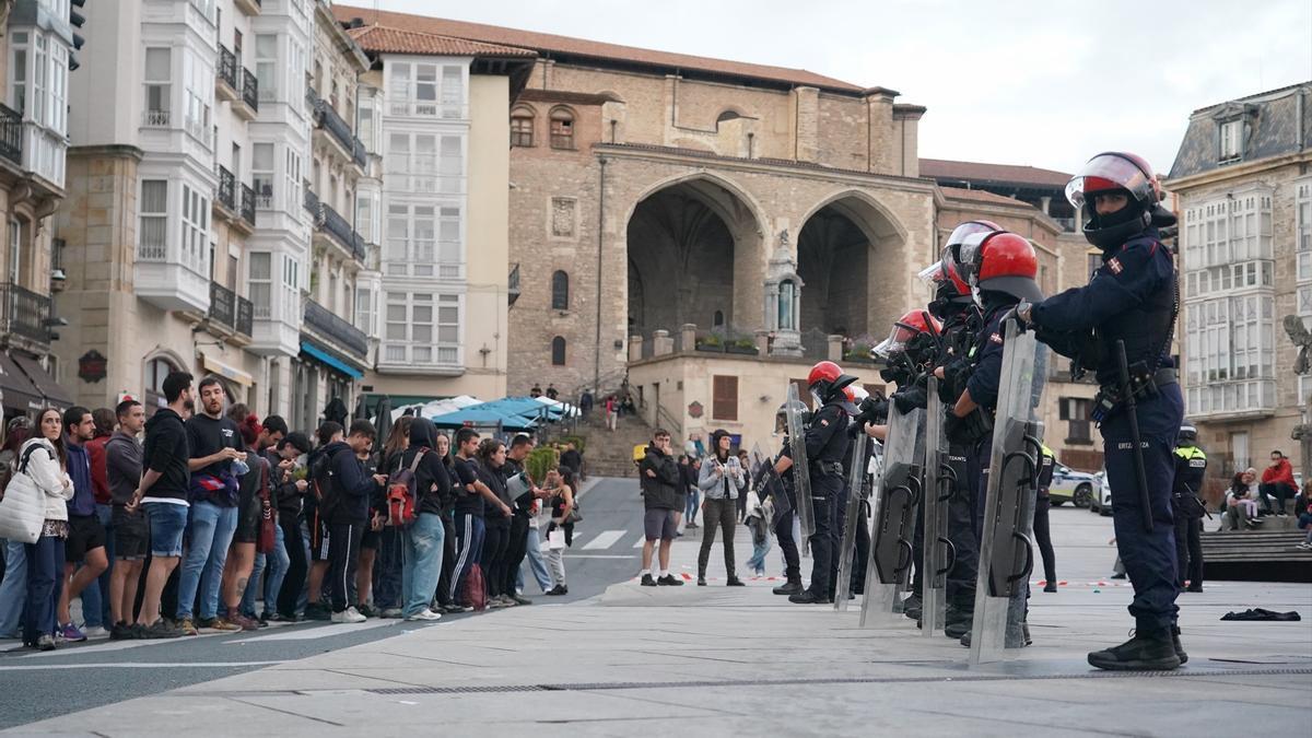 Intento de retirada de la acampada de GKS, en la plaza de la Virgen Blanca.