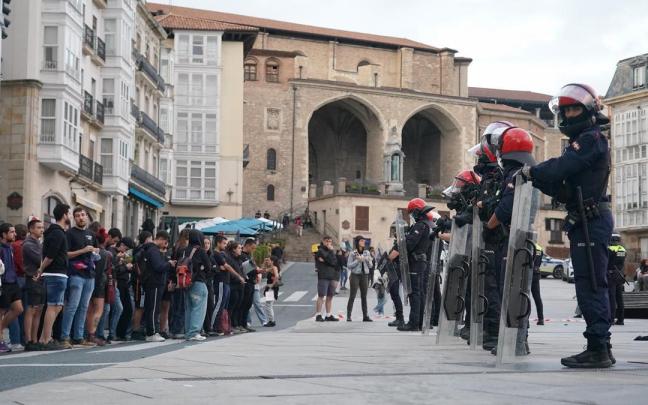 Intento de retirada de la acampada de GKS, en la plaza de la Virgen Blanca.