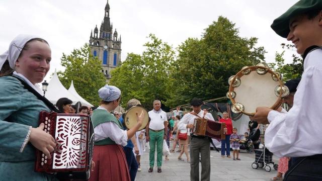 Miles de peregrinos cumplen cada 11 de octubre con la tradición de visitar a la Amatxu de Begoña | Pablo Viñas, Deia