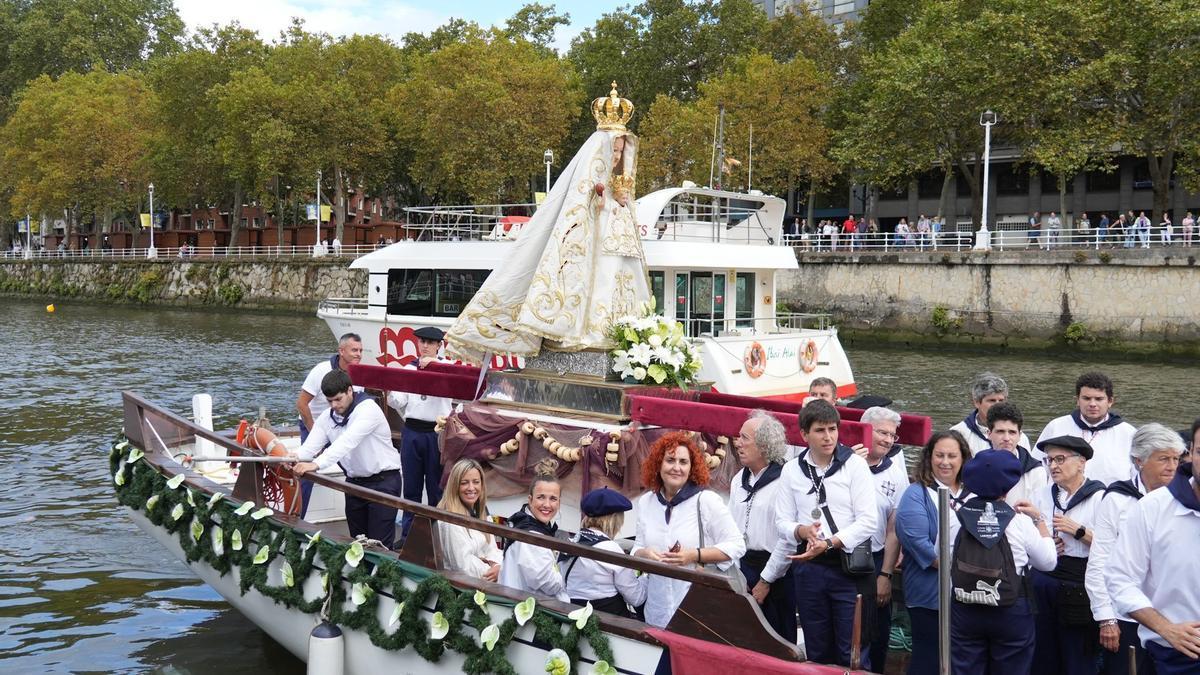 El pasado año 240 fieles acompañaron a la Virgen de Begoña Begoña en cuatro embarcaciones en la procesión náutica ‘Desde Santurce a Bilbao’ | Jose Mari Martinez, deia