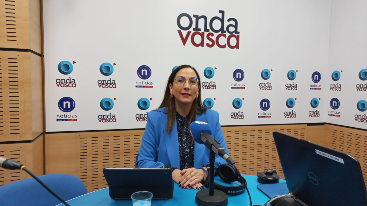 Begoña Pedrosa en los estudios de ONDA VASCA