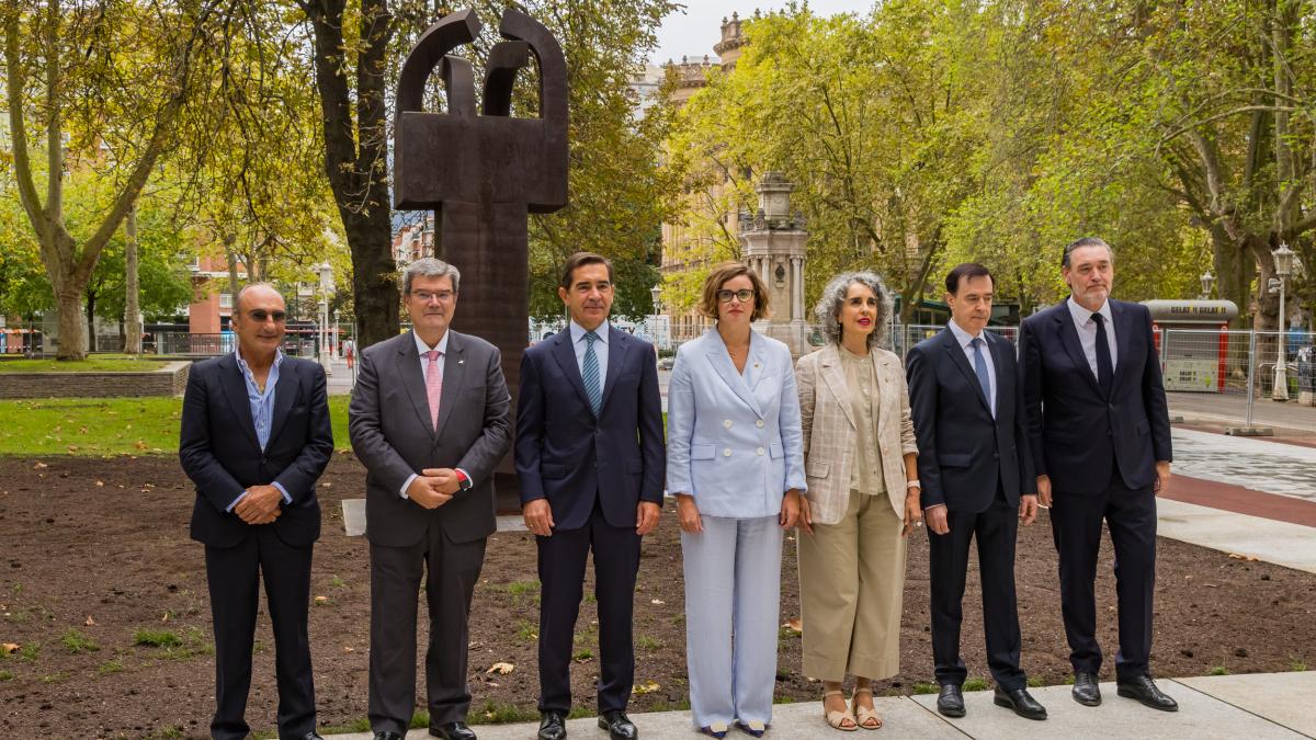 La escultura de Chillida 'Elogio del Hierro III', ya instalada junto al Museo de Bellas Artes.