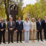 La escultura de Chillida 'Elogio del Hierro III', ya instalada junto al Museo de Bellas Artes.