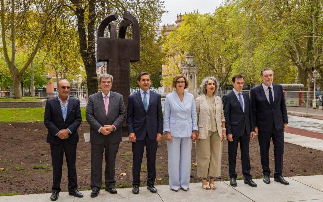 La escultura de Chillida 'Elogio del Hierro III', ya instalada junto al Museo de Bellas Artes.