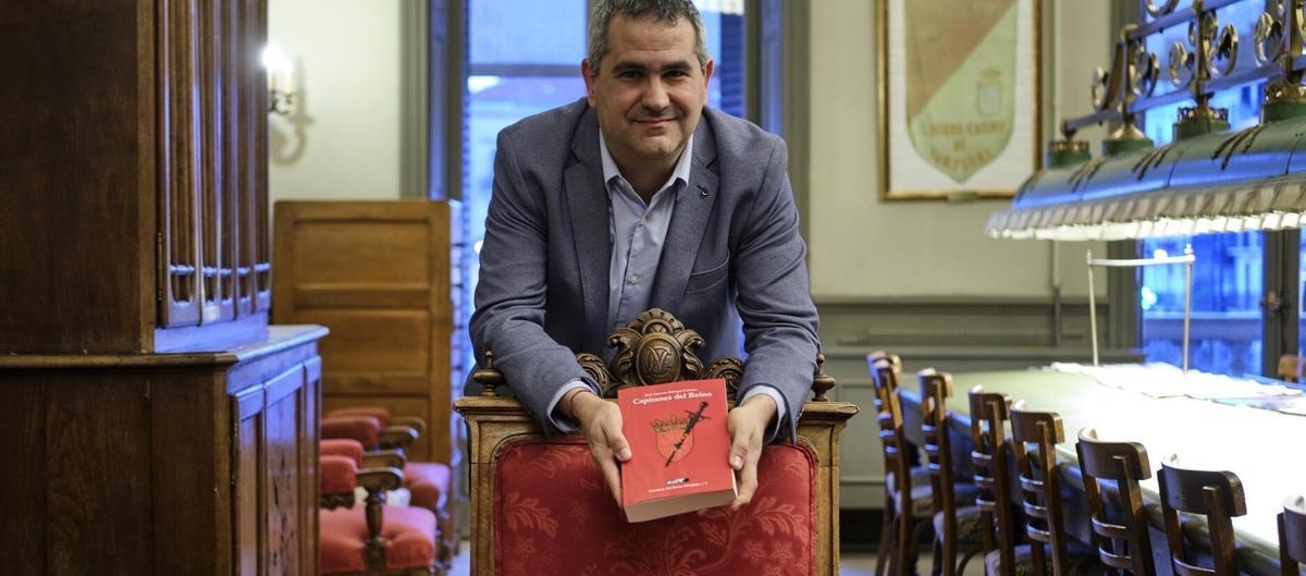 Josean Beloqui, con un ejemplar de 'Capitanes del Reino' | Diario de Noticias / Iban Aguinaga