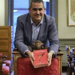 Josean Beloqui, con un ejemplar de 'Capitanes del Reino' | Diario de Noticias / Iban Aguinaga