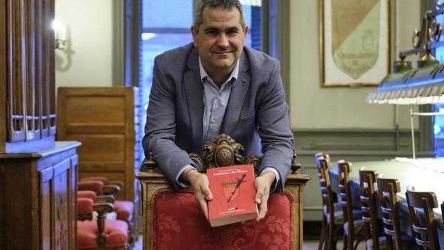 Josean Beloqui, con un ejemplar de 'Capitanes del Reino' | Diario de Noticias / Iban Aguinaga Josean Beloqui, con un ejemplar de 'Capitanes del Reino' | Diario de Noticias / Iban Aguinaga