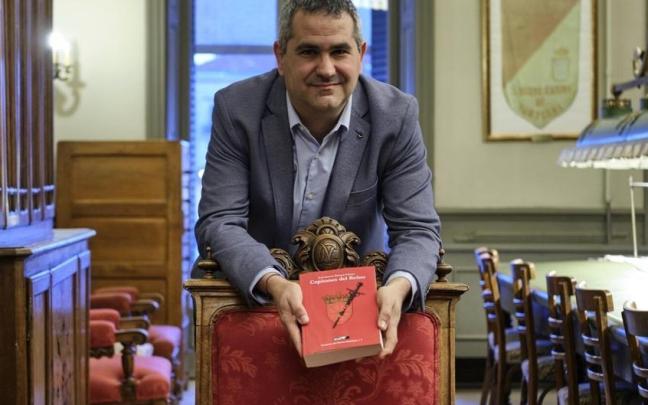 Josean Beloqui, con un ejemplar de 'Capitanes del Reino' | Diario de Noticias / Iban Aguinaga